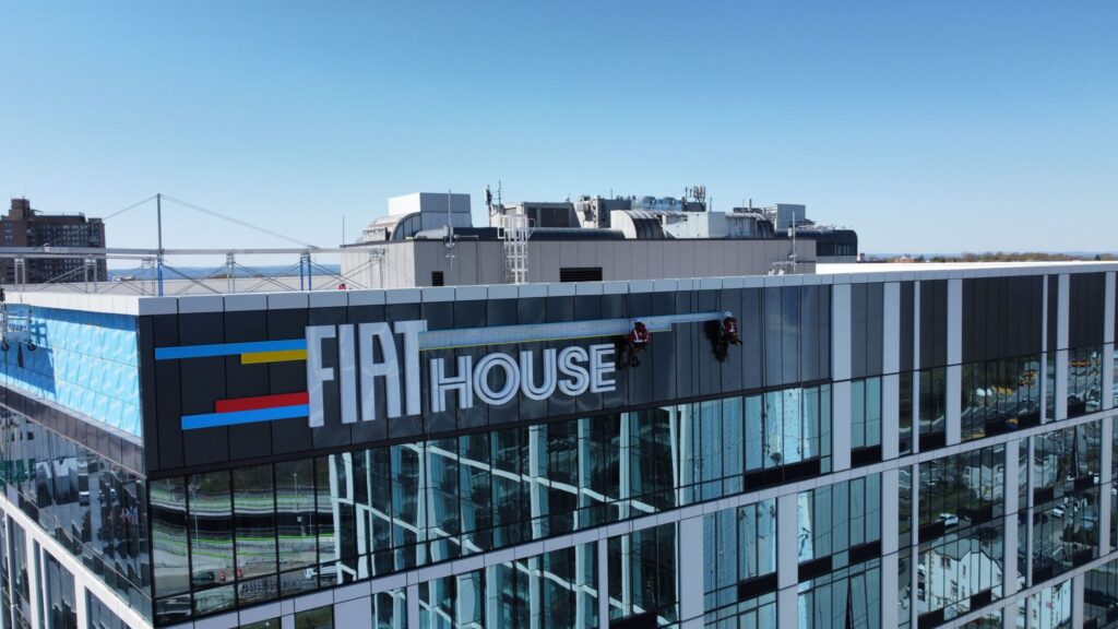 sign installation - Fiat - channel letter - banner - riggien - rope access