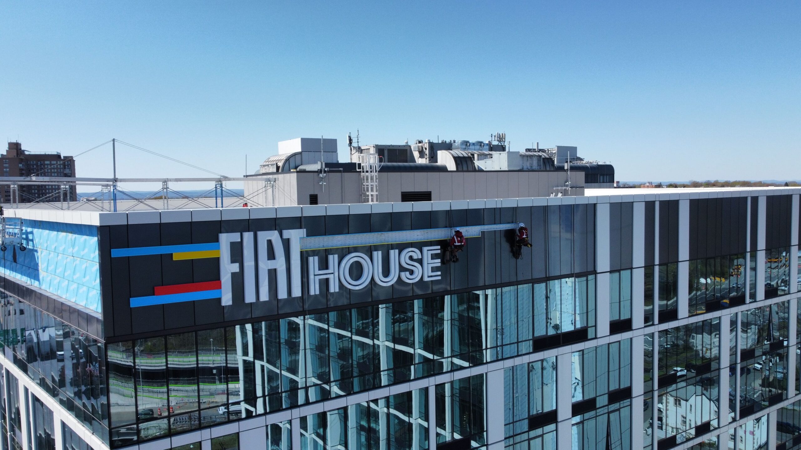 sign installation - Fiat - channel letter - banner - riggien - rope access