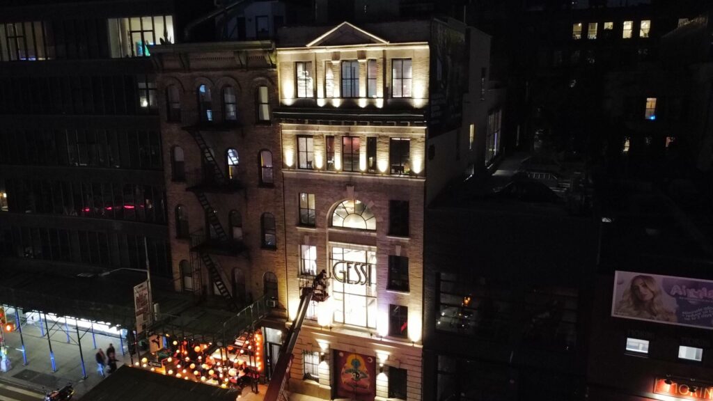 sign installation - Manhattan. neon sign - Exterior Architectural Lighting
